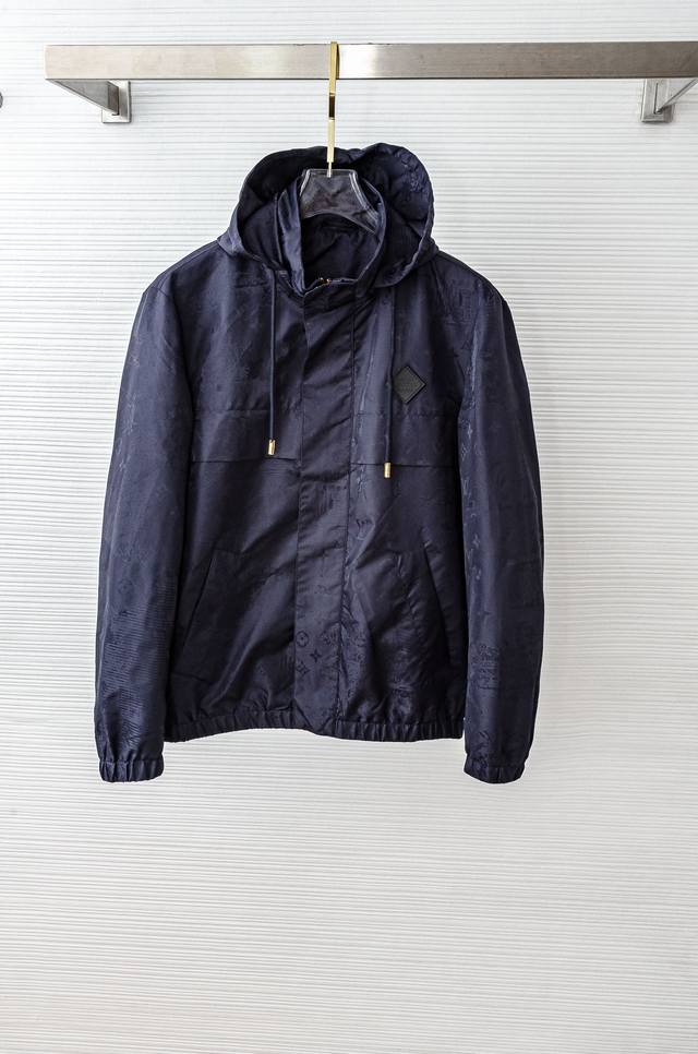 Lv 25Fw男士纯色连帽夹克外套#经典造型与风格上融入当下最热门的暗纹提花元素设计，简洁大气的纯色调为主题，质感凸显的也增加了整体的儒雅气质，更加符合优雅男士