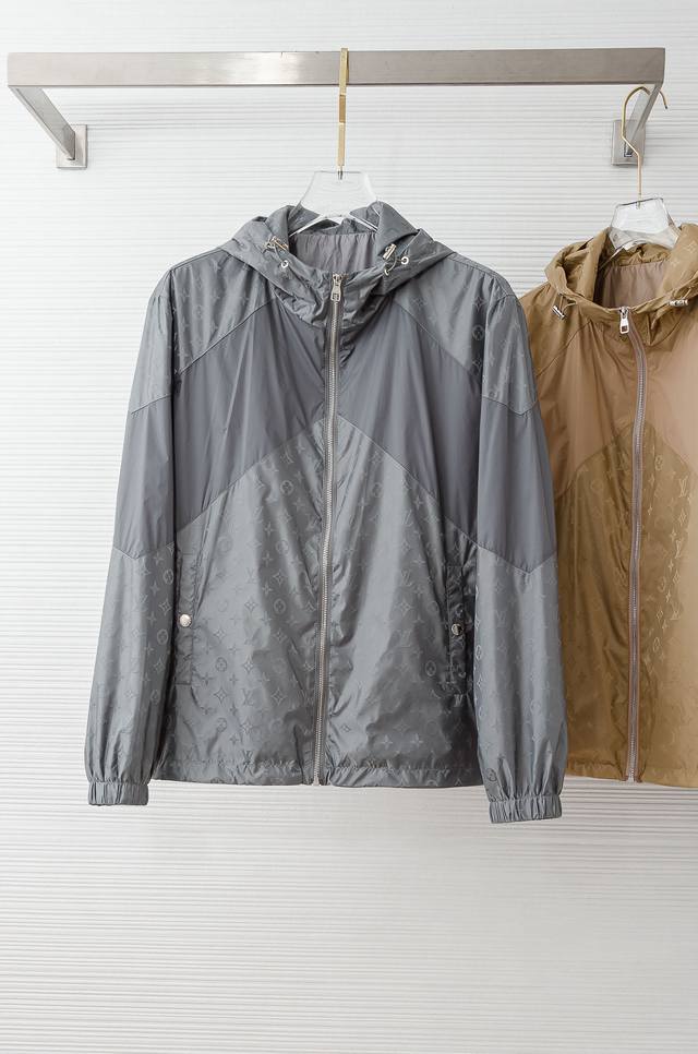 Gucc#I 25Fw男士连帽夹克外套#经典造型与风格上融入当下最热门的暗纹提花元素设计，简洁大气的纯色调为主题，质感凸显的也增加了整体的儒雅气质，更加符合优雅