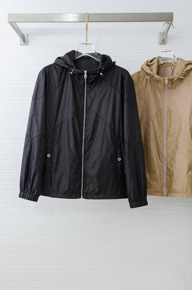 Lv 25Fw男士连帽夹克外套#经典造型与风格上融入当下最热门的暗纹提花元素设计，简洁大气的纯色调为主题，质感凸显的也增加了整体的儒雅气质，更加符合优雅男士的强