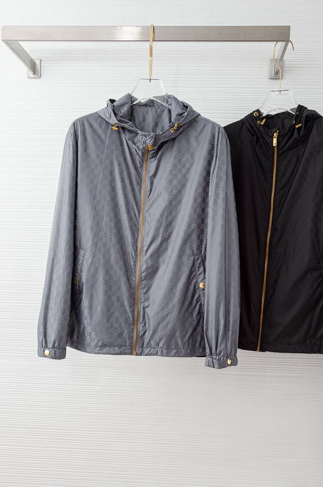 Gucc#I 25Fw男士连帽夹克外套#经典造型与风格上融入当下最热门的暗纹提花元素设计，简洁大气的纯色调为主题，质感凸显的也增加了整体的儒雅气质，更加符合优雅