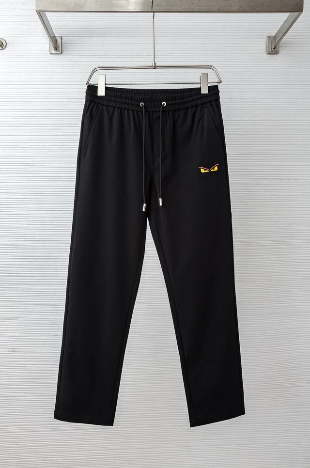 芬迪Fendi 立体刺绣修饰弹力抽绳腰头男士休闲舒适直筒长裤 其匠心打造，毋庸置疑的极品重磅，无需过多的词汇来形容这款人气单品，光是在面料选取方面就已然先声夺人