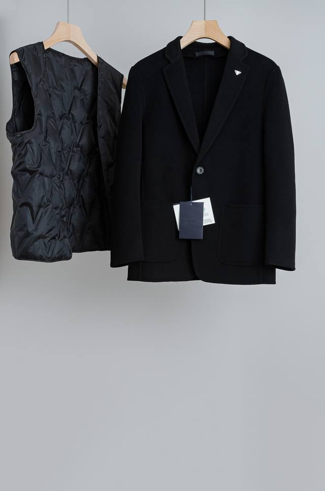 pra*Da普拉 达625Fw秋冬温暖与商务结合！打破常规重新定义西装设计简约平驳领+可拆卸充90%白鸭绒子羽绒马甲 单西装#在繁忙的商务场合中，一款既能保持专