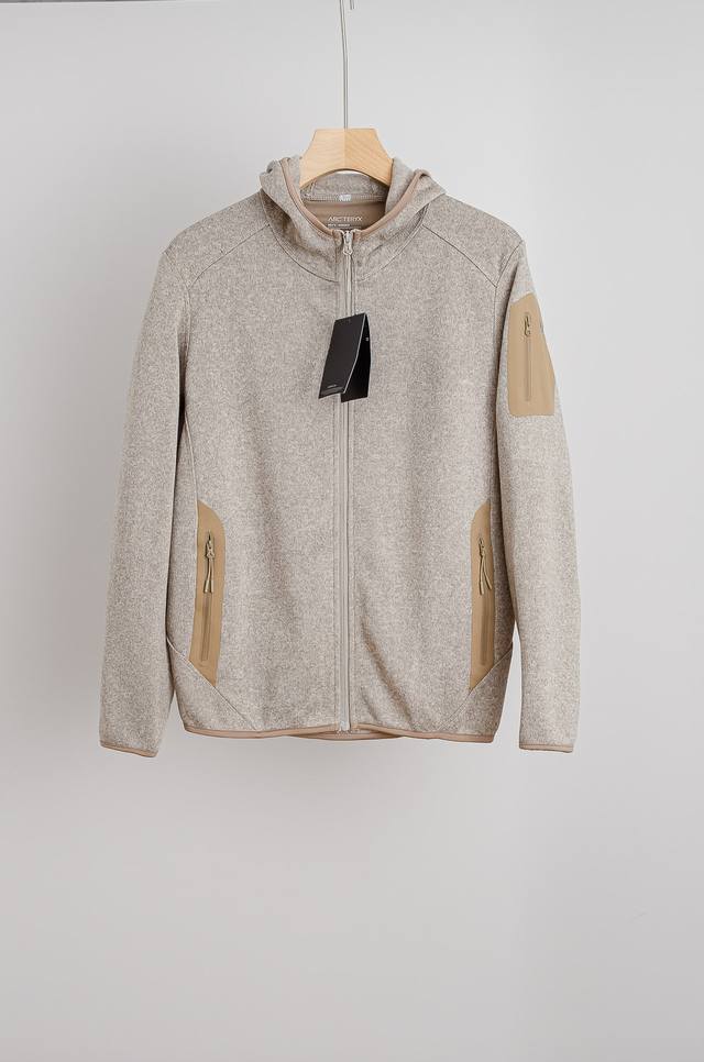 始祖鸟连帽抓绒外套，采用高品质阳离子混纺面料，柔软亲肤又保暖，内里抓绒提升锁温效果。防风实用，刺绣口袋安全收纳小物，适合徒步、通勤、日常穿搭 男女同款，情侣装也