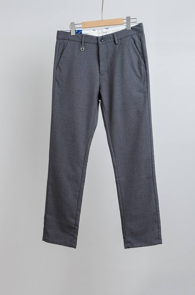 菲拉格慕25Fw秋冬新款轻奢时尚定制休闲西裤，简洁干练的风格，精致卓越的品质男装，每款的设计点跟舒适度都能做到平衡，刚刚上线的这款官网主打单品亦是如此：简洁大方