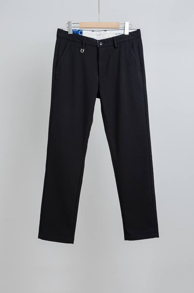 菲拉格慕25Fw秋冬新款轻奢时尚定制休闲西裤，简洁干练的风格，精致卓越的品质男装，每款的设计点跟舒适度都能做到平衡，刚刚上线的这款官网主打单品亦是如此：简洁大方