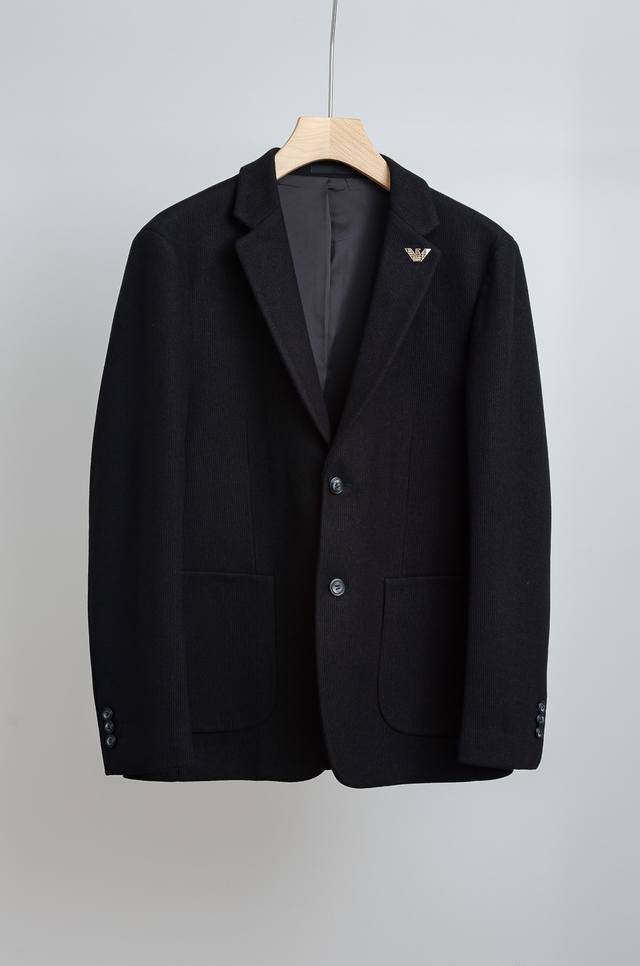 阿玛尼 2025Fw羊毛混纺胸标点缀男士商务休闲西服#舒适有弹力，区别于普通的西装面料，这个是含羊毛的针织面料，织出来的所以面料会比传统西装柔软很多不会太过于板