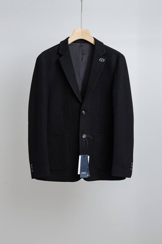 Di*Or 迪 奥 2025Fw羊毛混纺胸标点缀男士商务休闲西服#舒适有弹力，区别于普通的西装面料，这个是含羊毛的针织面料，织出来的所以面料会比传统西装柔软很多