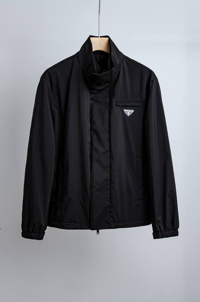 prad#A 普 拉达2025Fw秋冬最新p家经典男士夹克外套#金属三角标，低调奢华感拉满面料防风保暖、抗皱免烫，日常通勤或户外都超适合立领+前胸口袋+按扣开合