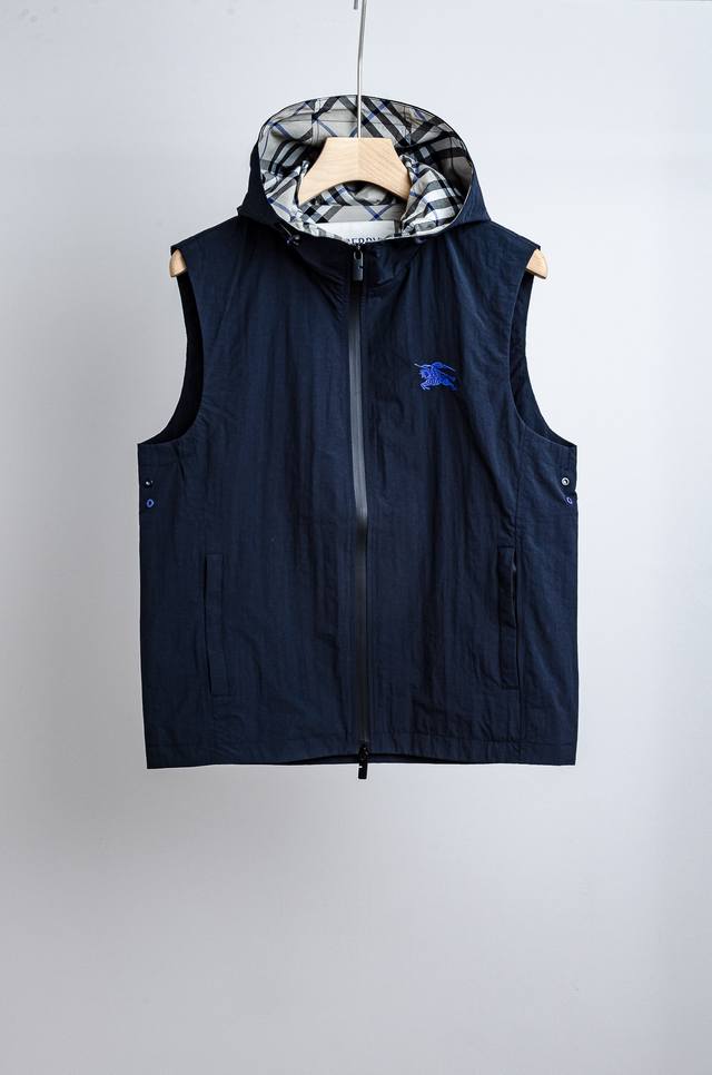 Burb Erry 巴宝 莉2025Fw 秋冬最新连帽设计男士休闲马甲夹克外套#轻薄防风面料，柔软内衬格纹，简约又有细节感◆。正面拉链侧袋，实用性强，通勤户外都