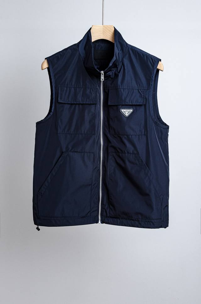 pr#Ada普拉达2025Fw 秋冬最新立领设计男士休闲马甲夹克外套#正面四口袋+金属拉链，实用又时髦。涂珐琅三角徽标超有辨识度，简约直裁下摆，秋冬叠穿T恤、卫