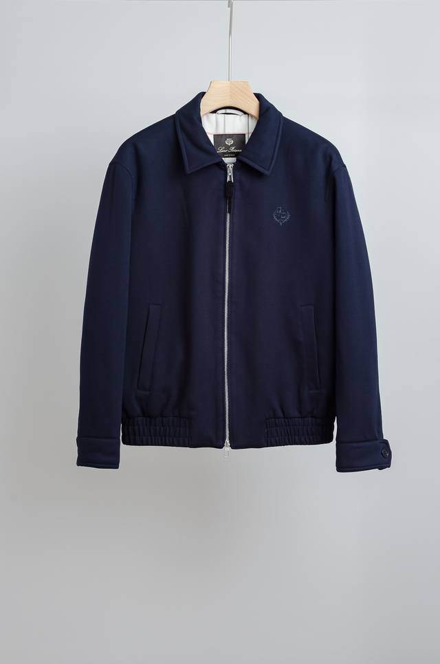 Lp2580Fw秋冬最新经典羊毛混纺翻领夹克外套#低调却不失细节，无论是搭配西装裤还是牛仔裤，都能穿出恰到好处的气质。 面料是这件夹克的亮点之一，27%羊毛41