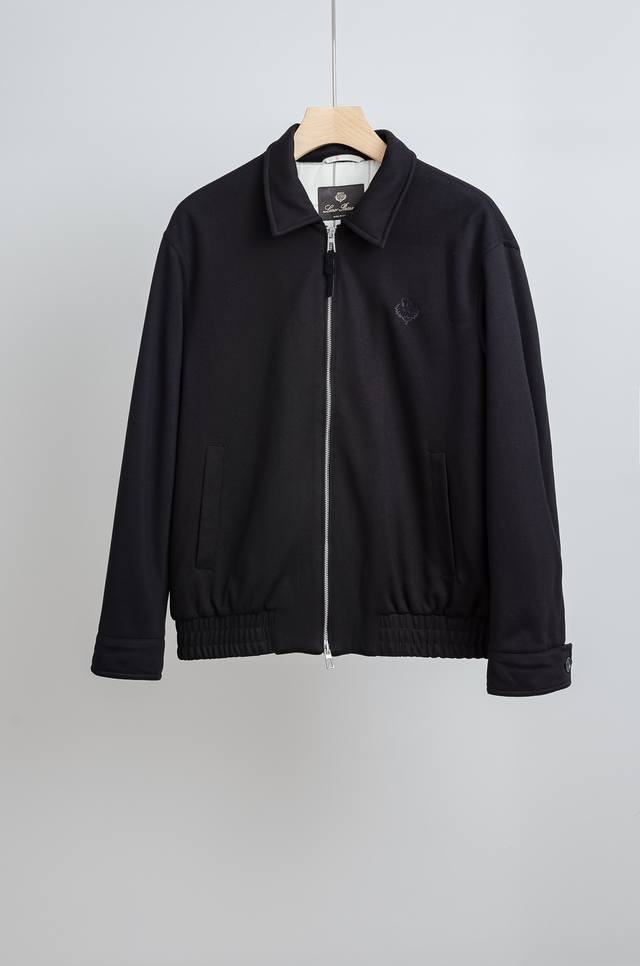 Lp2580Fw秋冬最新经典羊毛混纺翻领夹克外套#低调却不失细节，无论是搭配西装裤还是牛仔裤，都能穿出恰到好处的气质。 面料是这件夹克的亮点之一，27%羊毛41