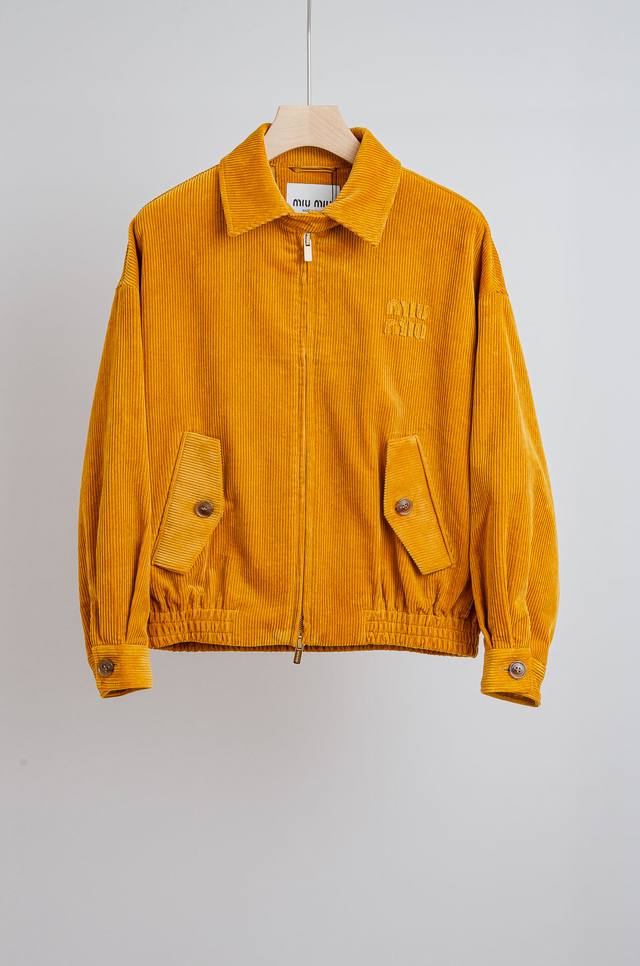 Miumiu 3 2025Fw秋冬款品 灯芯绒条纹肌理男士翻领外套# 坑条肌理灯芯绒质地，表面形成纵向绒条的灯芯绒面料，厚实且高密，帘线状绒感坑条肌理，饱满立体