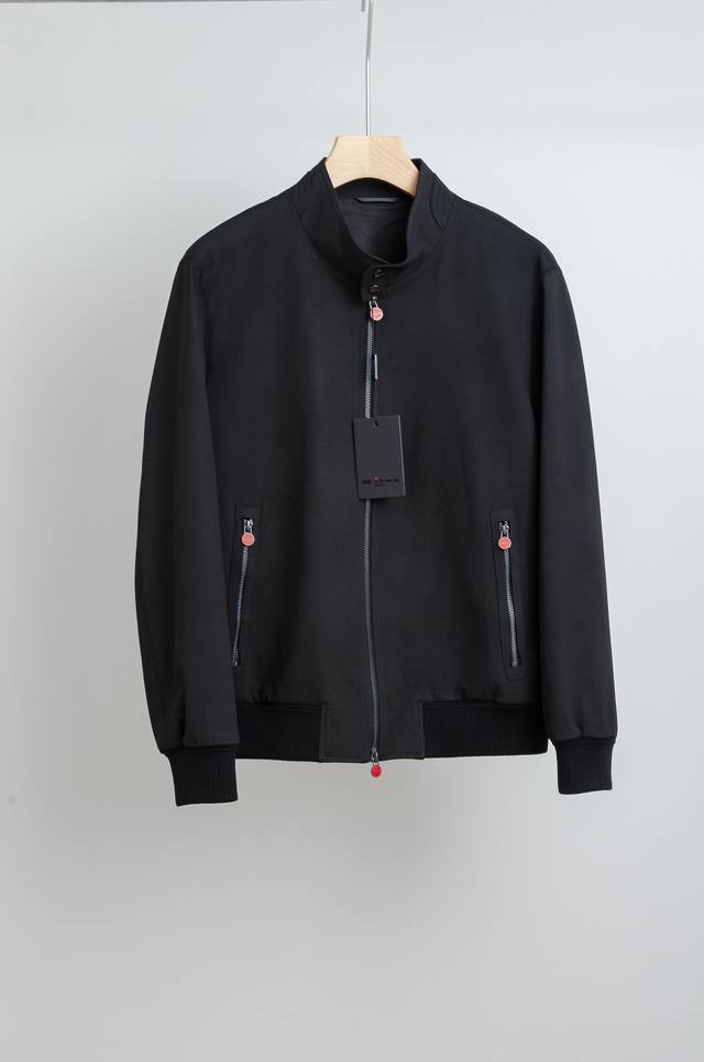 Kiton 2025Fw最新男士休闲夹克外套#上身十分的舒适，质感超级的细腻且柔软！休闲商务都可以完美的驾驭，这也是这种基础单品的魅力所在！！极简的风格构造，大