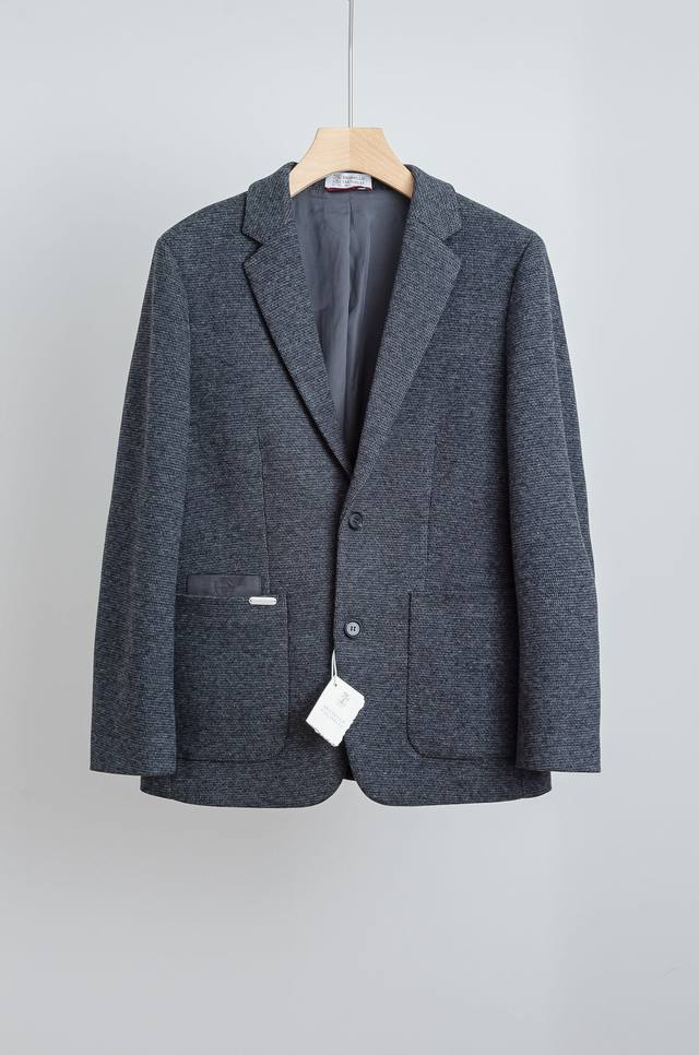 Bc 25Fw秋冬新款绵羊毛混纺西服#商务休闲西装外套！同步官网发售 最新款羊毛西装，在面料触感和版型上都经过精心设计与调整，无论是穿着舒适度还是视觉效果都能让