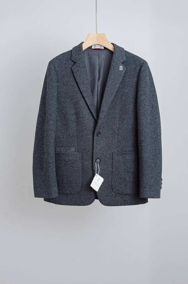 Bc 25Fw秋冬新款绵羊毛混纺西服#商务休闲西装外套！同步官网发售 最新款羊毛西装，在面料触感和版型上都经过精心设计与调整，无论是穿着舒适度还是视觉效果都能让