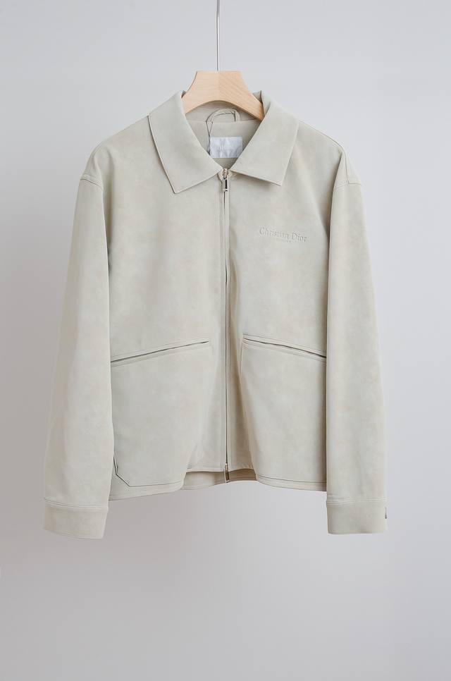 3 Di*Or 迪奥2025Fw新品进口仿麂皮绒面料经典翻领男士夹克外套#Kent外套，进口麂皮绒的绒面面料，柔软舒适，纹理细腻，经典可传承的飞行员夹克面料，本