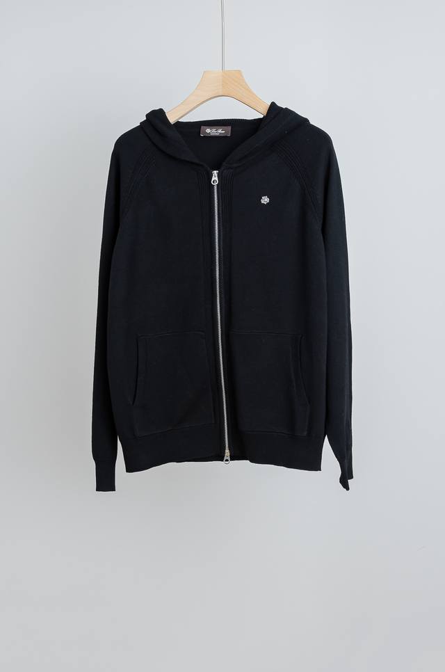 Lo*Ropian*A诺悠*翩雅 2025经典简约羊毛衫#经典羊毛衣，它以其卓越的品质和精湛的工艺，成为了众多时尚爱好者的心头好。 这款毛衣选用了100%顶级羊