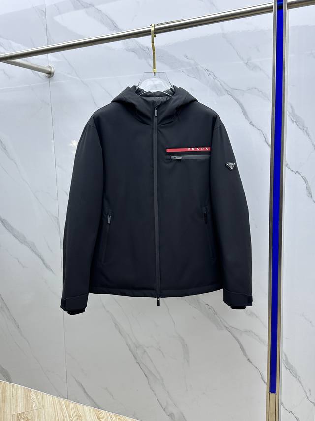prada普拉达 2025Ss秋冬新款羽绒服连帽 原版1:1订制五金配件全进口原版定制 欢迎专柜对比 绝对的高品质 采用顶级90白鸭绒 超柔软 充羽量蓬松饱满