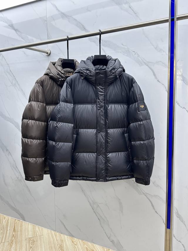 Fendi芬迪 羽绒服 2025最新款时尚款羽绒连帽外套. 连帽不可拆卸 处处细节显工艺足够的高级 结构性剪裁的设计改变来展现男士多样的形象变化，修身利落、剪裁