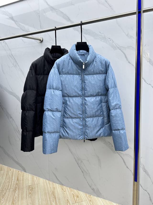 Dior迪奥 爆款2580秋冬新款立领高领羽绒服，贸易公司渠道稀出，降温天气必备的保暖单品，不论是日常还是户外运动都能穿。耐磨防刮易打理，内里配置90%欧标优质