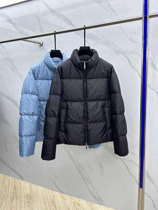 Dior迪奥 爆款2580秋冬新款立领高领羽绒服，贸易公司渠道稀出，降温天气必备的保暖单品，不论是日常还是户外运动都能穿。耐磨防刮易打理，内里配置90%欧标优质