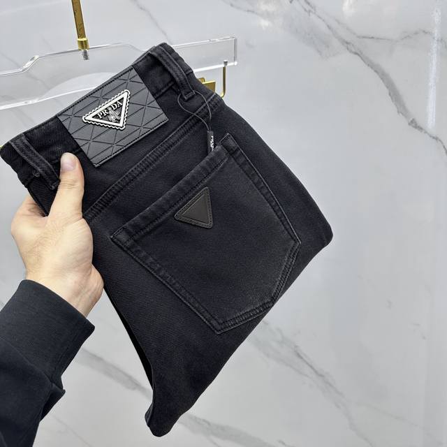prada普拉达 2025秋冬加绒加厚 最新款牛仔裤 柜台同步发售 保暖利器 原版定制复刻 客供五金辅料 原单品质 进口固色牛仔面料 重工洗水 做工走线精细 上