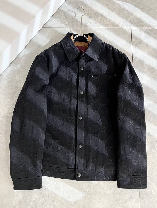 Gucc*古家 2025秋冬最新系列！男女同款牛仔夹克外套，贸易公司渠道稀出，同步官网发售 ！ 新时尚元素设计！全景提花标志图案设计！为全新系列注入满满活力，选