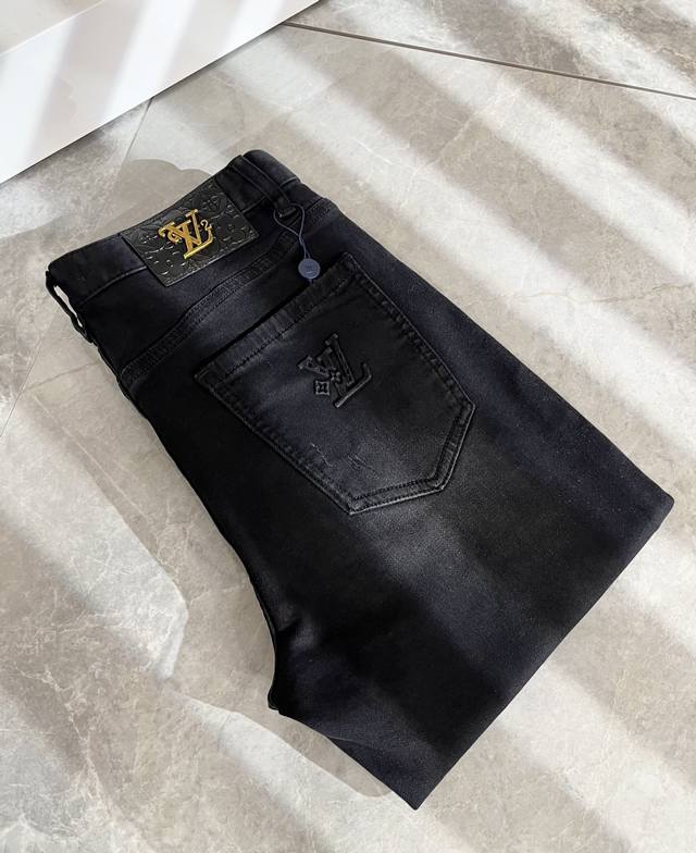 Louis Vuitto*路易*登2025秋冬新款男士经典水洗小直筒牛仔长裤。绝佳的上身性能，百搭之选，超值性价比分享！！作为男生简约元素经典搭配，设计Logo