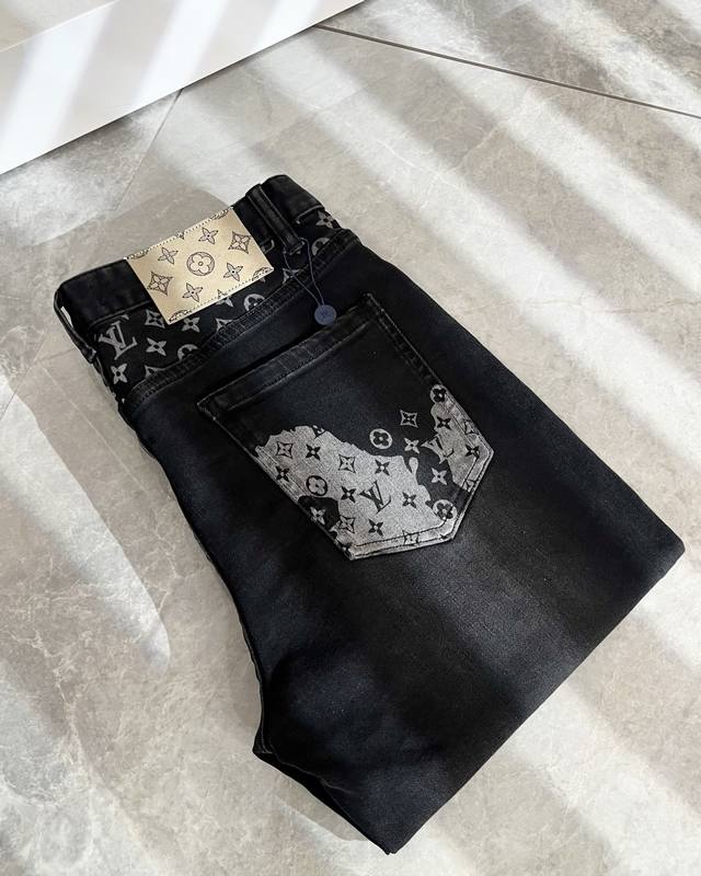 Louis Vuitto*路易*登2025秋冬新款男士经典水洗小直筒牛仔长裤。绝佳的上身性能，百搭之选，超值性价比分享！！作为男生简约元素经典搭配，设计Logo