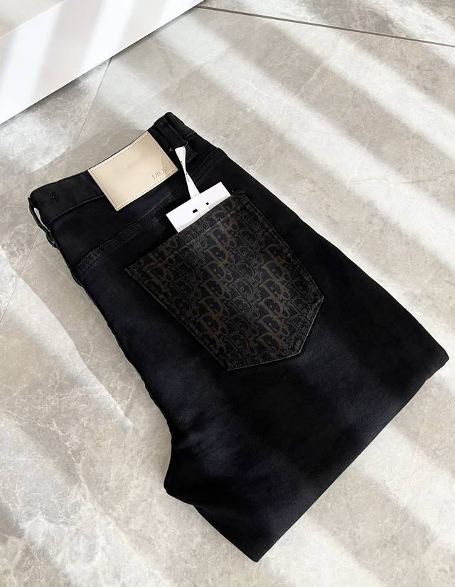 Dio*R 迪家 2025秋冬男士水洗小直筒牛仔裤！贸易公司渠道牛货，品相超赞，时尚圈万能的百搭裤王，欧美街拍中高频穿搭示范，口袋设计Logo压胶设计！原版皮革