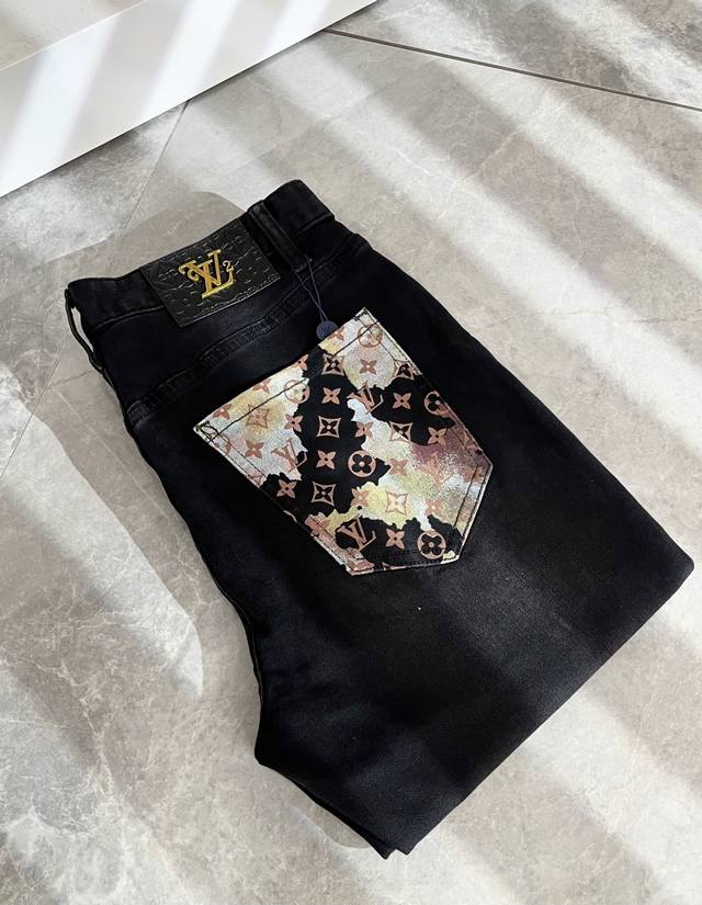 Louis Vuitto*路易*登2025秋冬新款男士经典水洗小直筒牛仔长裤。绝佳的上身性能，百搭之选，超值性价比分享！！作为男生简约元素经典搭配，设计Logo