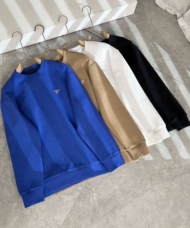 prad*A普*达2025秋冬新款男女同款长袖卫衣，最新款全网独家首上！！~既经典有时尚百搭，谁不爱啊，将经典再次展现，非常的耐看，自带低奢光环与辨识度！pr*