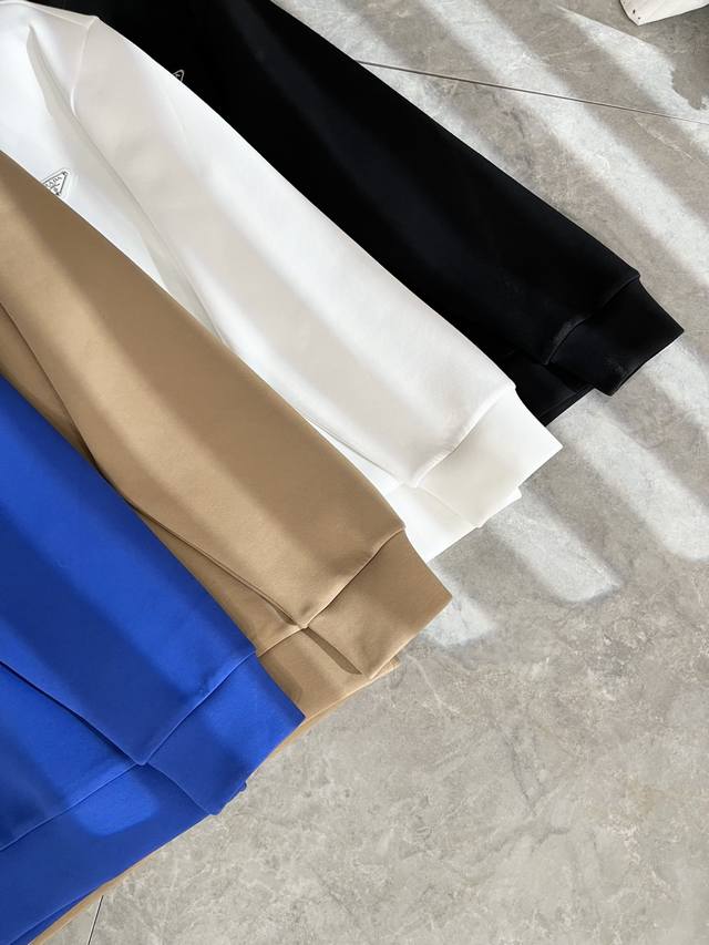 prad*A普*达2025秋冬新款男女同款长袖卫衣，最新款全网独家首上！！~既经典有时尚百搭，谁不爱啊，将经典再次展现，非常的耐看，自带低奢光环与辨识度！pr*