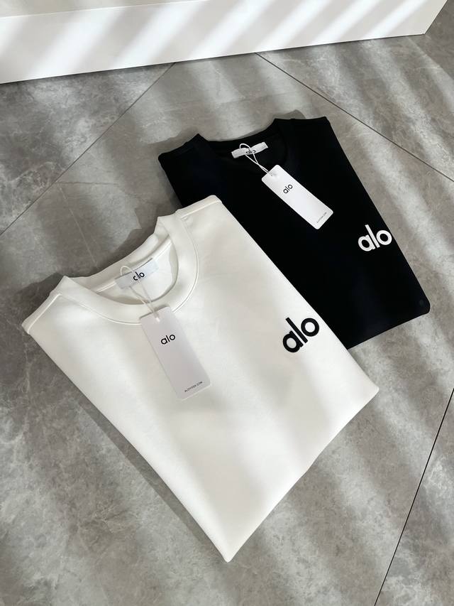 Alo2025秋冬全新系列单品上线，非常时髦前卫的一款男女同款短袖T恤，标识Logo图案刺绣修饰！区别于以往的不同，宣示品牌传承多年的设计理念！其吸睛度完全不亚