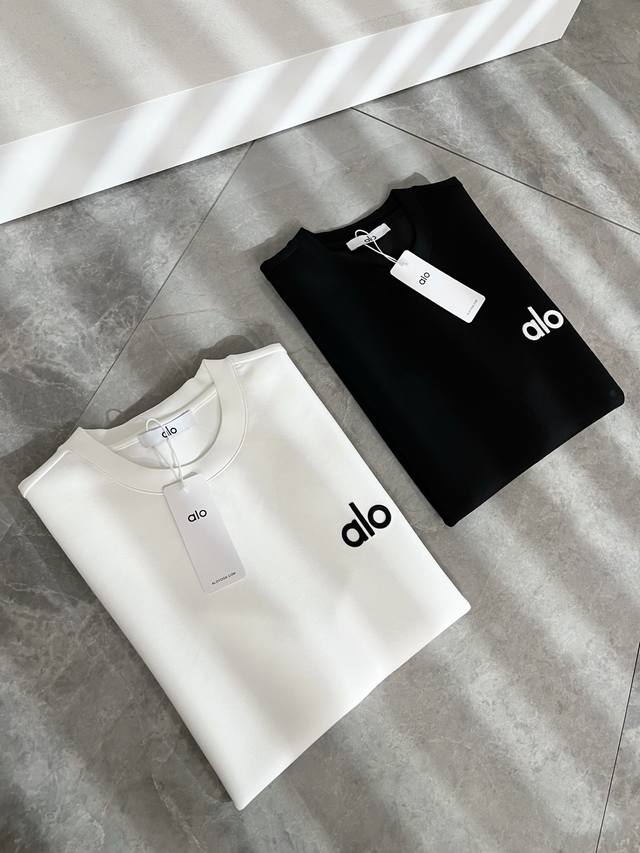 Alo2025秋冬全新系列单品上线，非常时髦前卫的一款男女同款短袖T恤，标识Logo图案刺绣修饰！区别于以往的不同，宣示品牌传承多年的设计理念！其吸睛度完全不亚