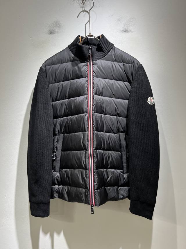 Monc*Ler蒙*口 2025秋冬经典羽绒针织拼接夹克外套，都市时尚休闲款！面料超软面料帅酷爆款夹克外套。时尚都市百搭款款，速干衣，水洗后快速脱水干爽，上身透