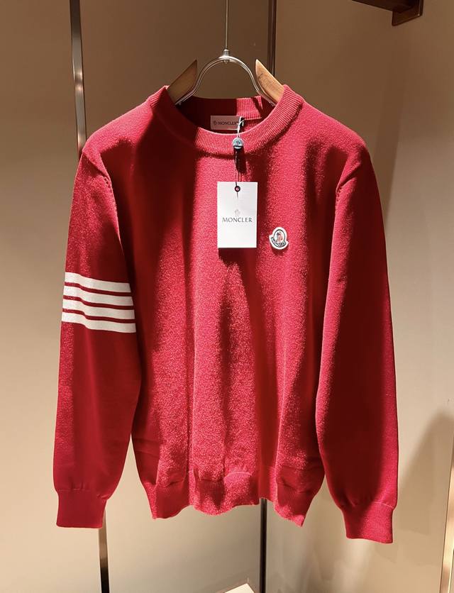 Moncl*R蒙*口 节日款系列！2025秋冬最新的贸易订单长袖针织羊毛衫，全品相！！网红款！ 圣诞红今年的专柜新品， 春节，爆款！ 工艺采用针织羊毛钩织，简单