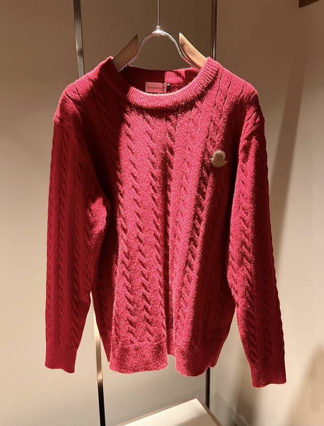 Moncl*R蒙*口 节日款系列！2025秋冬最新的贸易订单长袖针织羊毛衫，全品相！！网红款！ 圣诞红今年的专柜新品， 春节，爆款！ 工艺采用针织羊毛钩织，简单