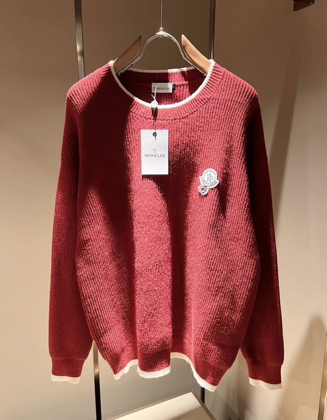 Moncl*R蒙*口 节日款系列！2025秋冬最新的贸易订单长袖针织羊毛衫，全品相！！网红款！ 圣诞红今年的专柜新品， 春节，爆款！ 工艺采用针织羊毛钩织，简单