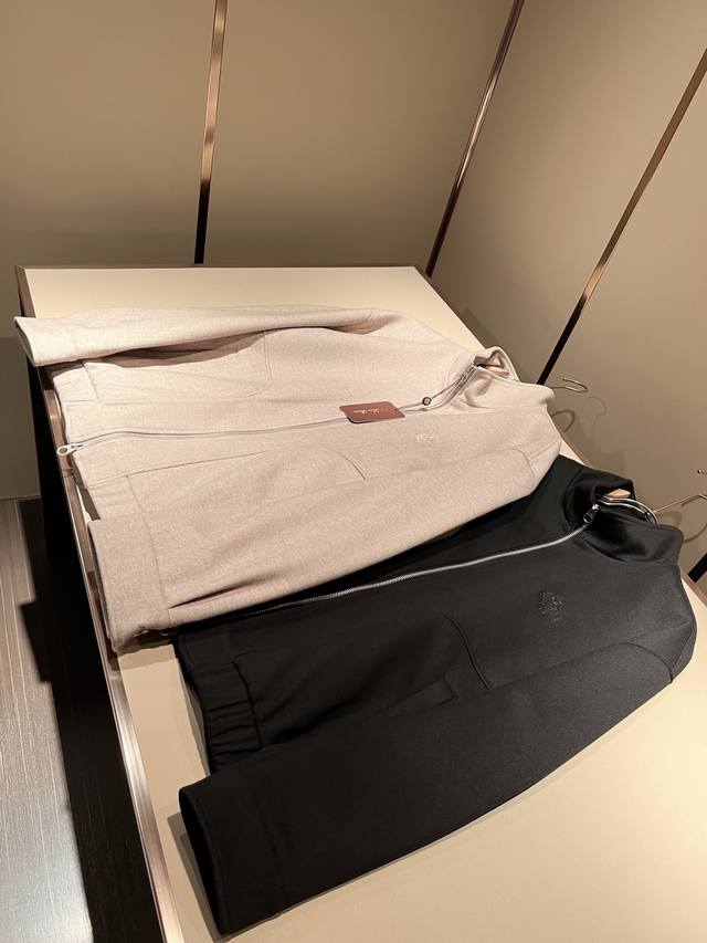 Loro piana诺悠翩雅 2025秋冬新品男士休闲羊毛夹克外套，外贸公司订单！客供羊毛材质，胸前Logo刺绣设计！袖子皮革Logo图案设计！经典的专有织物之