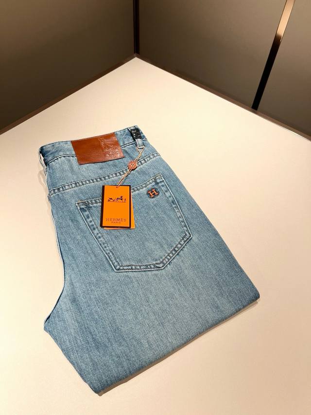 Herm*S 爱*仕 2025秋冬男士高端丹宁水洗小直筒牛仔裤 海外贸易公司渠道订单 ！男士修身直筒牛仔裤！上海恒隆店在售！高级、简约，工艺和用料方面都颇为考究