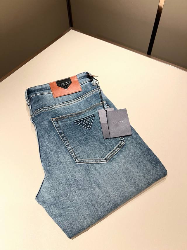 pra*Da 普拉达 2025秋冬新品发售！牛仔高级百搭实用主义不哗众取宠！港澳台地区限定款！！立体裁剪纯棉材质！台湾外贸公司承接、材质精致细腻似乎是普拉达专利