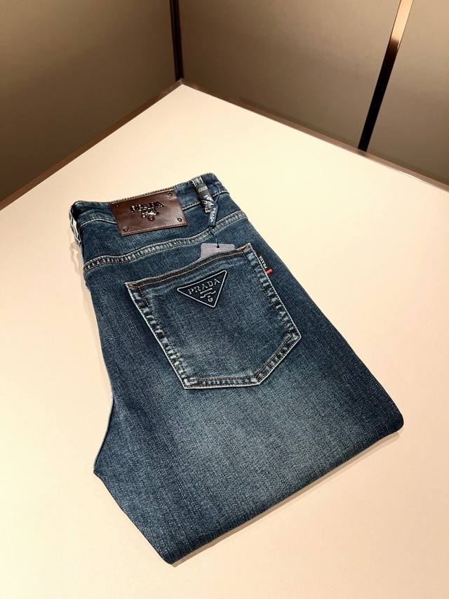 pra*Da 普拉达 2025秋冬新品发售！牛仔高级百搭实用主义不哗众取宠！港澳台地区限定款！！立体裁剪纯棉材质！台湾外贸公司承接、材质精致细腻似乎是普拉达专利