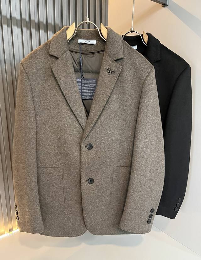 prad*A普*达2025秋冬休闲羊毛呢西装夹克外套，最新时尚休闲夹克，时尚夹克外套此款夹克外套选用了p家专业定制羊毛呢面料制成，表面整洁光滑且富有光泽，质感透