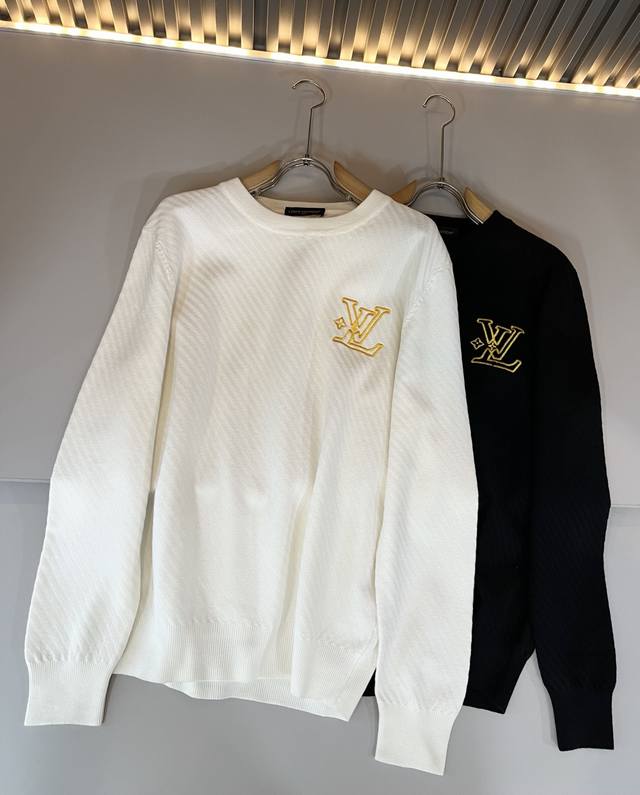 Louis Vuit*On 2025秋冬路易家族轻奢针织羊毛衫！男女同款装饰！ 路易家族的新高端，细节品质永远的那么完美无瑕，创意设计层出不穷。今年秋冬季节没有