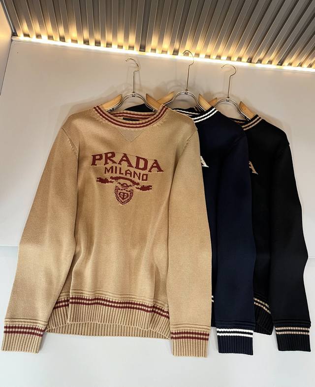 prad*A普*达2025秋冬新款男士针织羊毛衫，最新款全网独家首上！！~既经典有时尚百搭，谁不爱啊，将经典再次展现，非常的耐看，自带低奢光环与辨识度！pr*D