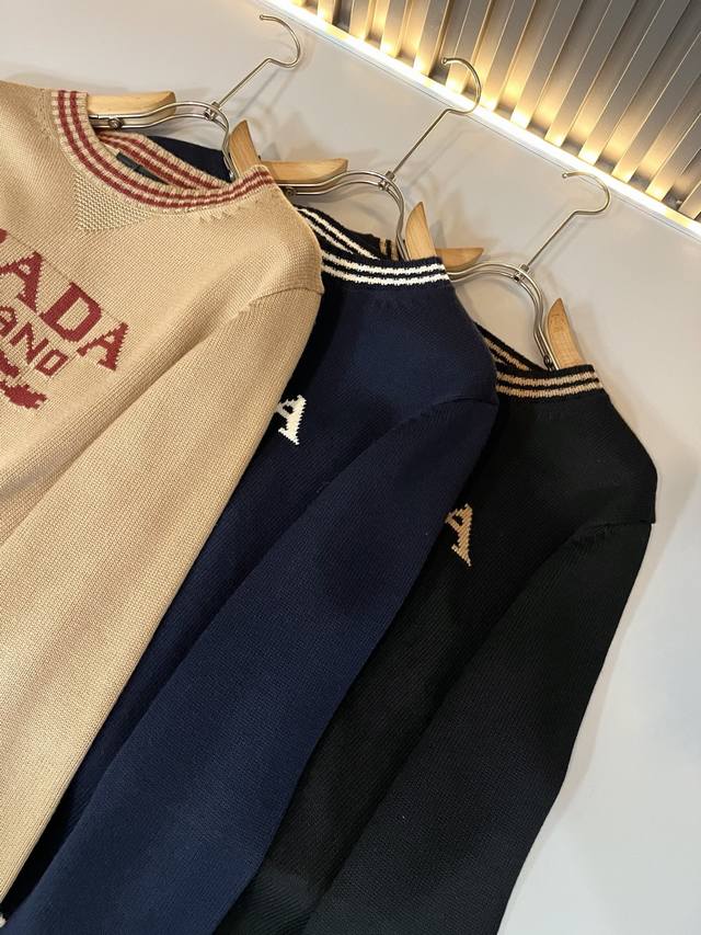 prad*A普*达2025秋冬新款男士针织羊毛衫，最新款全网独家首上！！~既经典有时尚百搭，谁不爱啊，将经典再次展现，非常的耐看，自带低奢光环与辨识度！pr*D