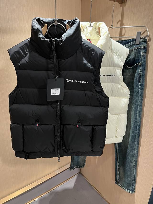 Mon*Ler蒙口 2025秋冬新款男女同款羽绒马甲 ！年度的压轴款登场...匠心技艺于一身的经典款.高时尚的时装韵味,颜值高配款.客供高端聚脂纤维面料设计,质