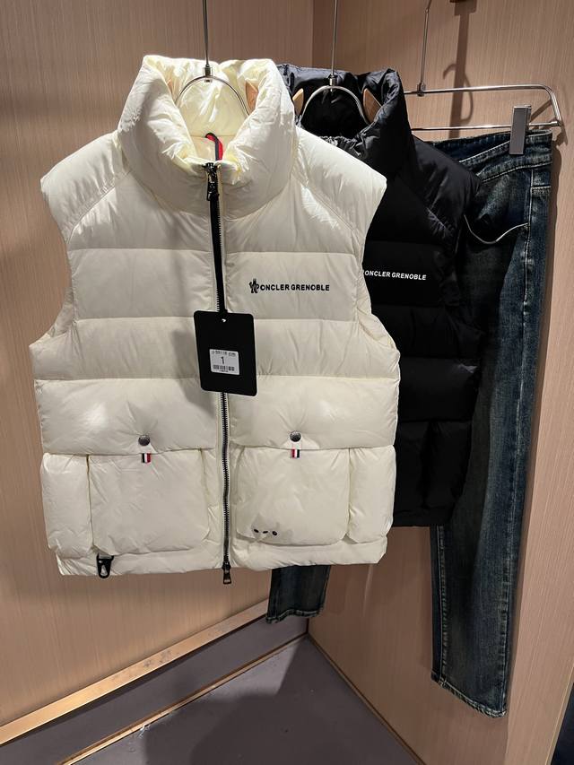 Mon*Ler蒙口 2025秋冬新款男女同款羽绒马甲 ！年度的压轴款登场...匠心技艺于一身的经典款.高时尚的时装韵味,颜值高配款.客供高端聚脂纤维面料设计,质